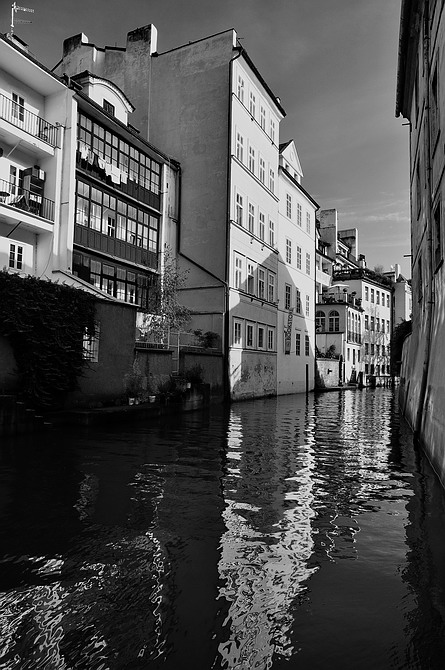 photo "Дома и Чертовка" tags: black&white, Prag, Prague, Praha