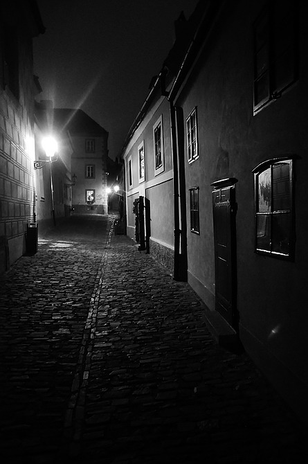 photo "Hочная Золотая улочка" tags: black&white, Prag, Prague, Praha