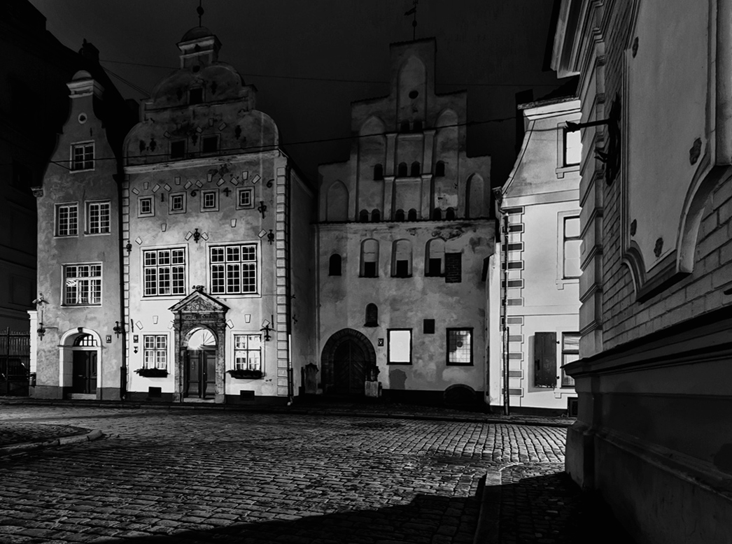 photo "Tales of Old Riga" tags: black&white, travel, architecture, evening, Рига, дом, старый