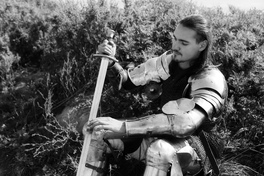 photo "A knight having a rest." tags: portrait, travel, black&white, man, парень, рыцарь