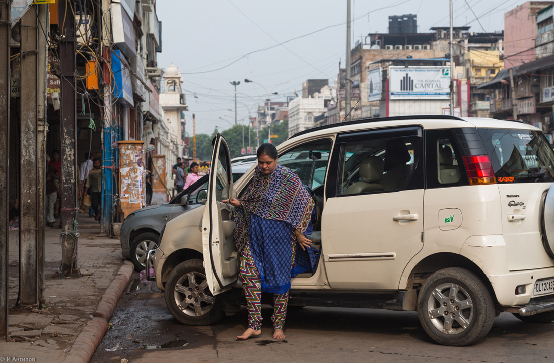 photo "Morning at Chandni Chowk" tags: street, travel, street, woman, Дели, индия