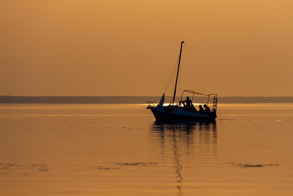 photo "Walking at sunset" tags: landscape, nature, travel, Russia, boat, evening, lake, ship, summer, sunset, water, Переславль, отдых