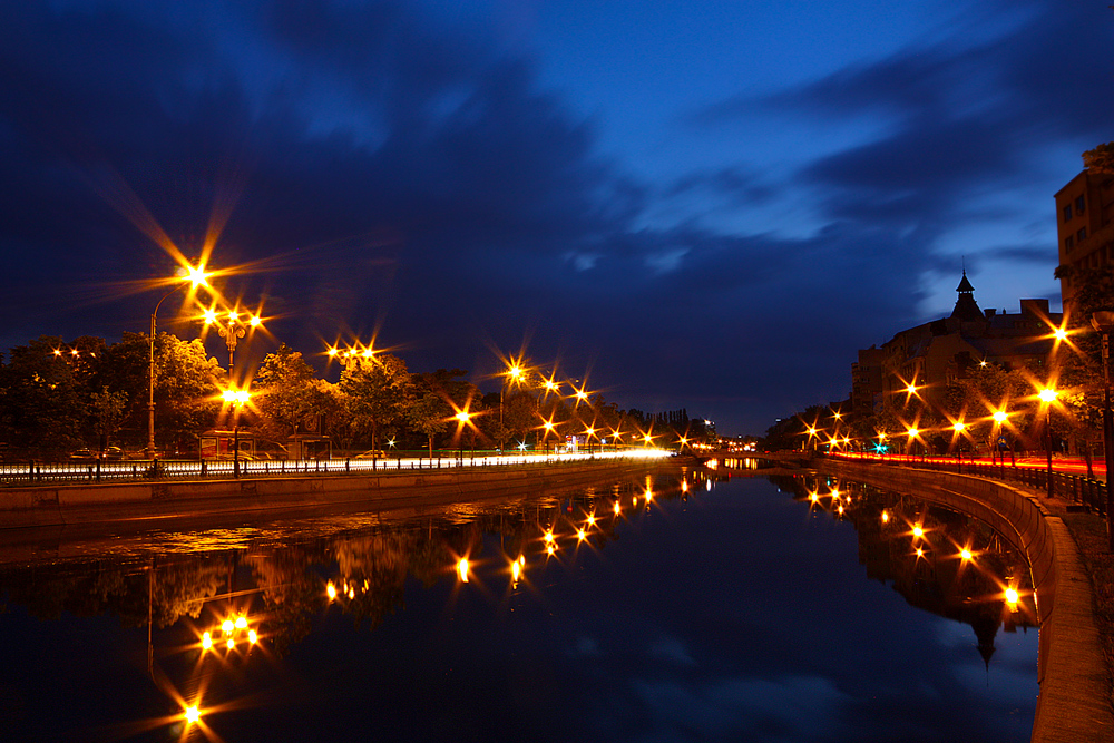 фото "***" метки: город, light, night, romania, Бухарест, отражения, река