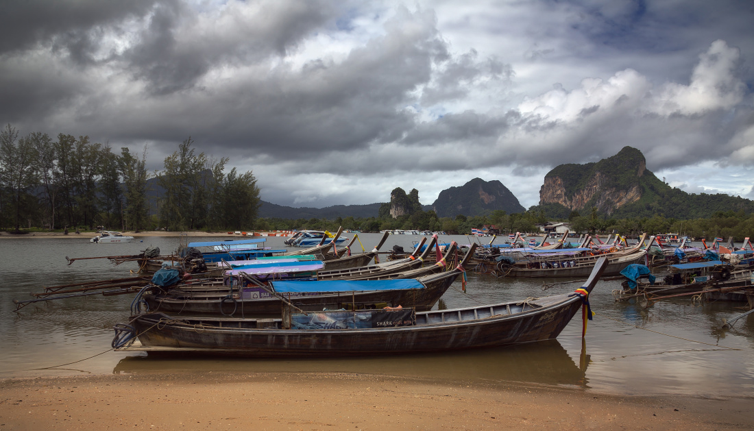 photo "***" tags: landscape, travel, boats, gulf, mountains, Таиланд, джунгли, тучи