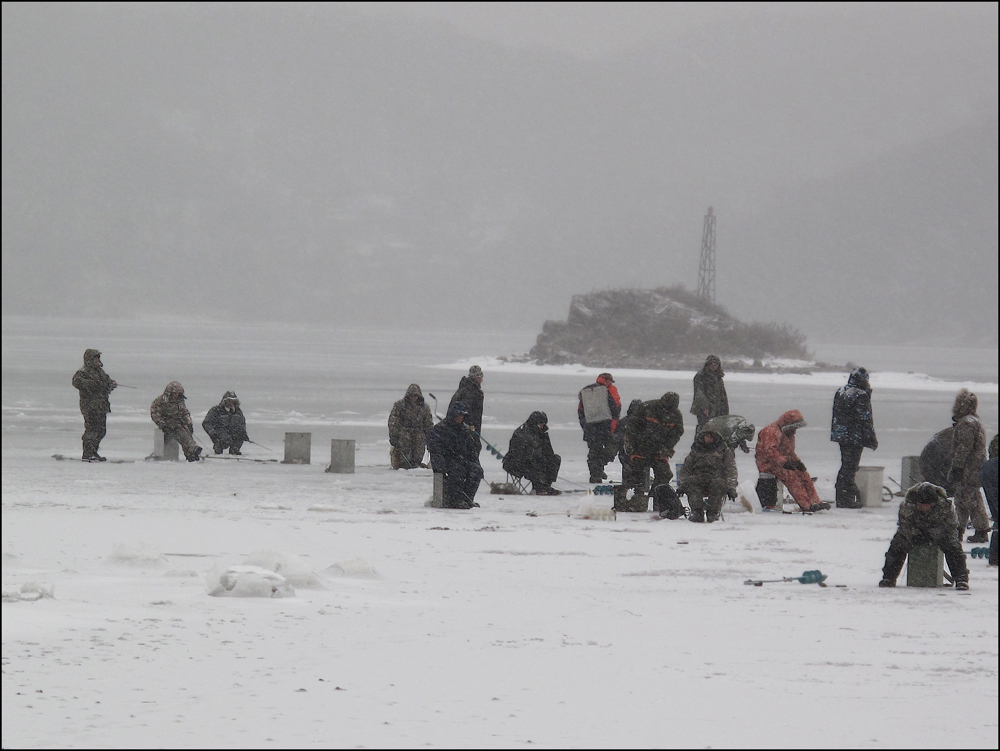 фото "На зимней рыбалке" метки: репортаж, зима, море рыбаки