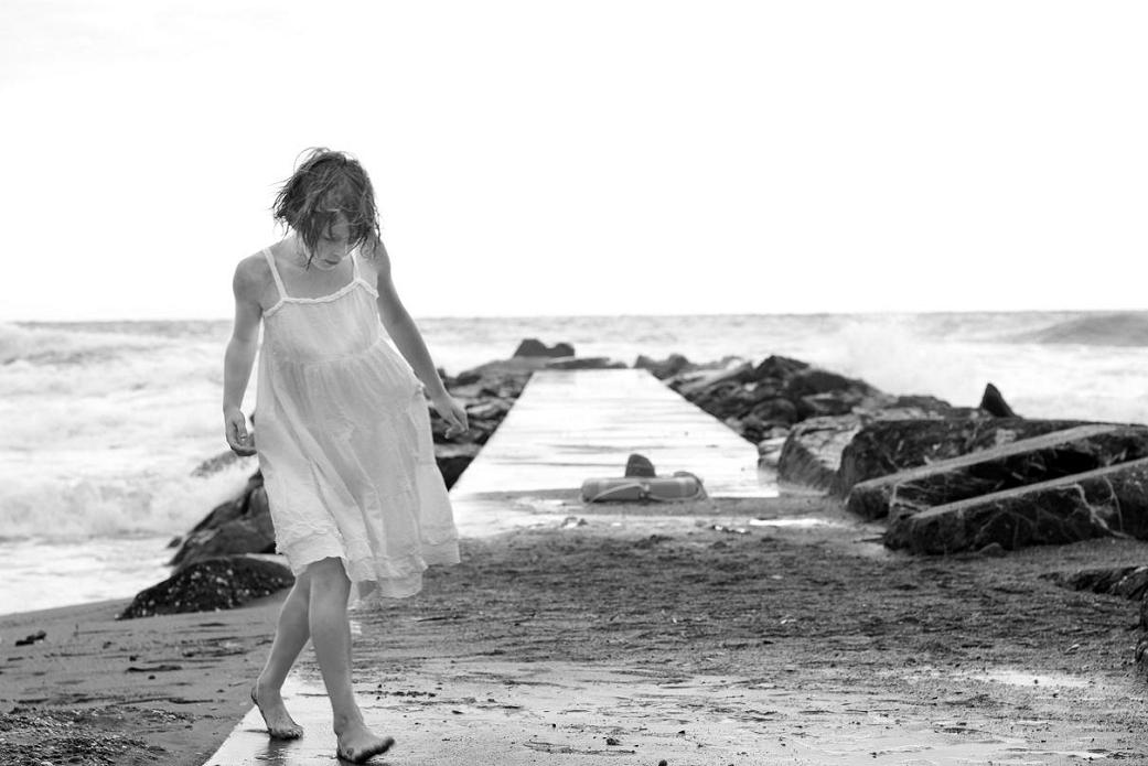 фото "seascape with passing little girl" метки: черно-белые, пейзаж, 