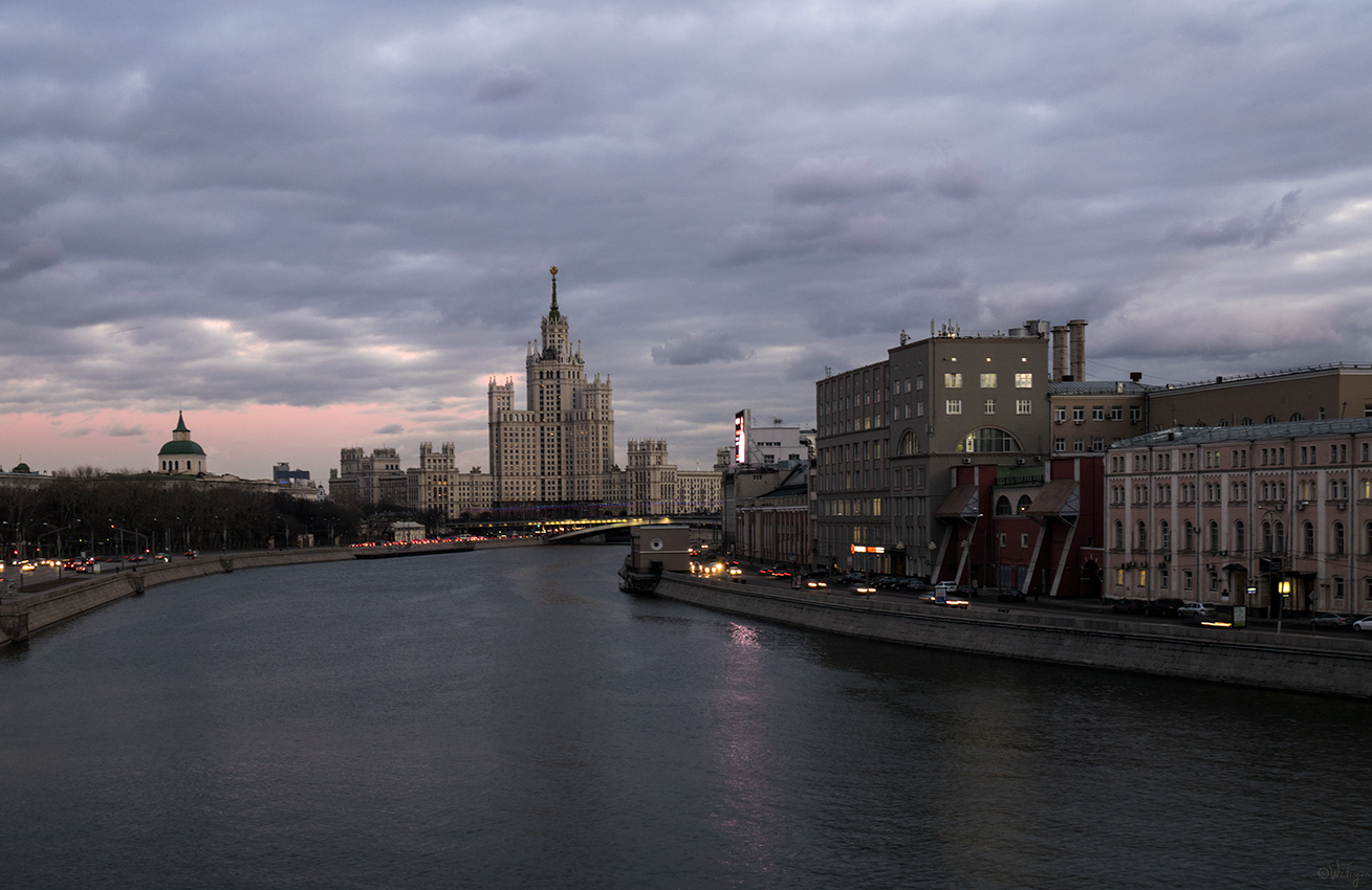 photo "***" tags: city, building, clouds, reflections, river, sunset, winter