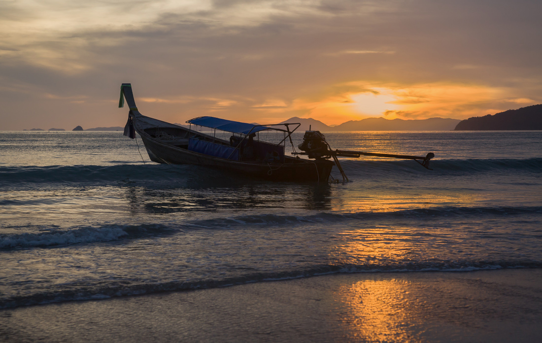 photo "***" tags: landscape, travel, boat, sea, sunset, Таиланд, волны, острова