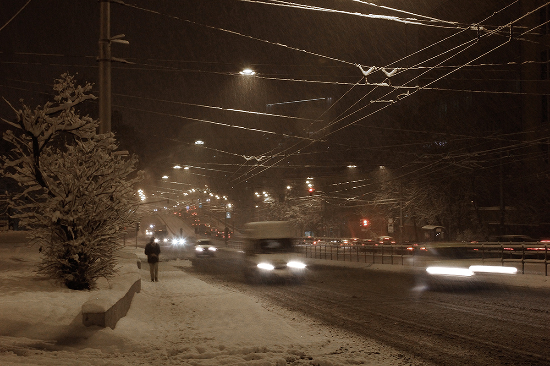 photo "***" tags: city, evening, street, winter, машины, метель, прохожий, снегопад