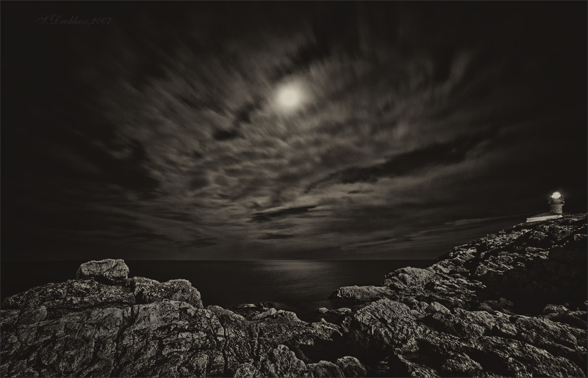 photo "***" tags: landscape, black&white, nature, Europe, clouds, mountains, night, sea, water, winter, Набережная