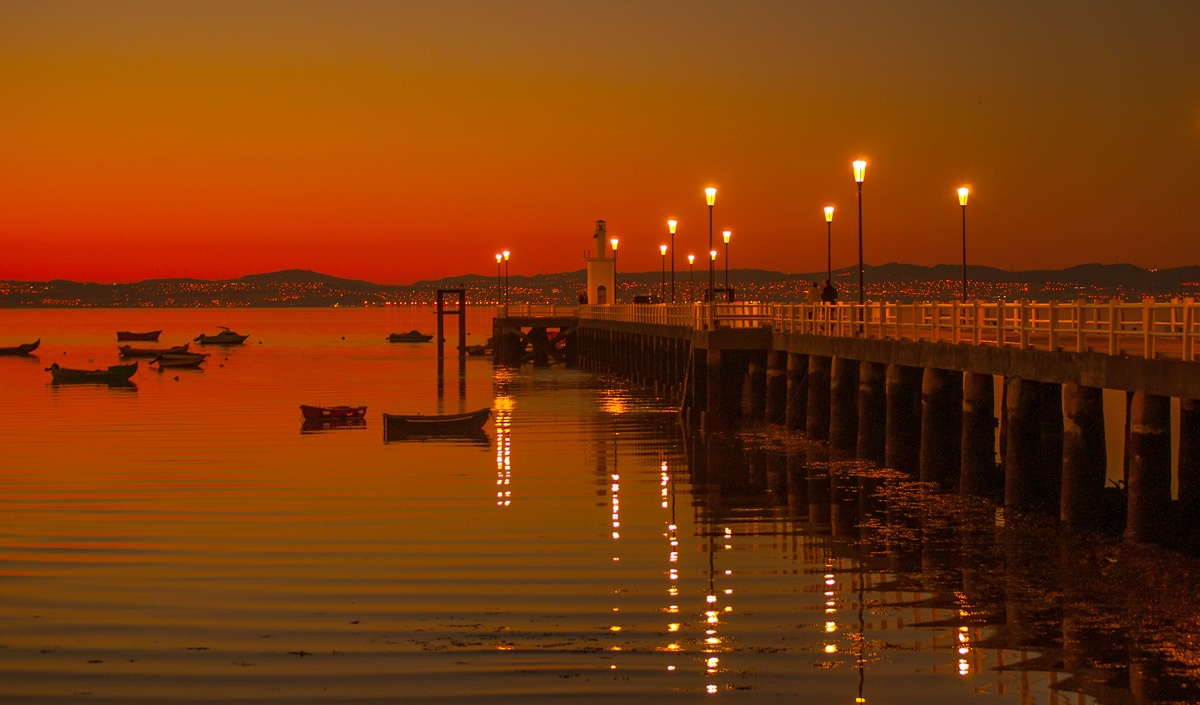 photo "Sunset Pier" tags: landscape, panoramic, nature, Europe, Tagus, Tejo, boats, estuary, harbour, night, portugal, reflections, river, sunset, water, winter