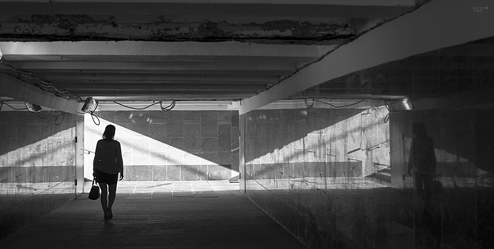 photo "***" tags: street, genre, black&white, отражение, переход, силуэт