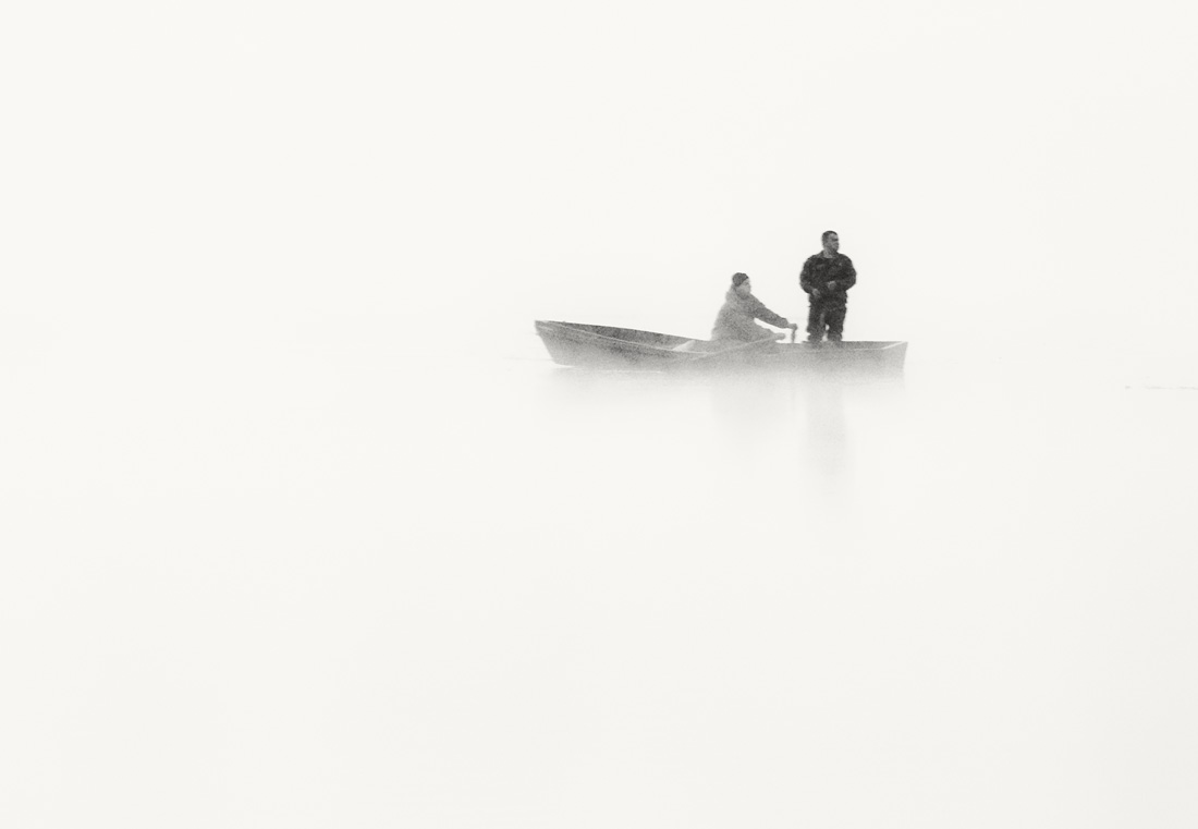 фото "Двое в лодке" метки: жанр, черно-белые, лодка, рассвет, рыбаки