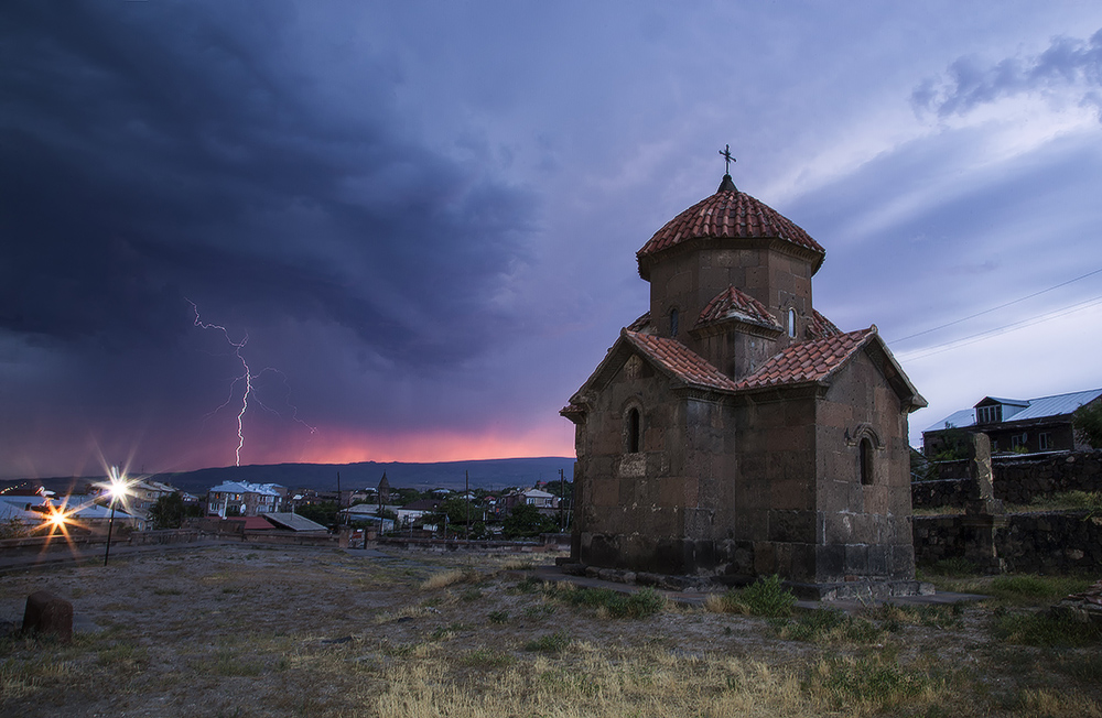фото "У старого храма" метки: , Армения, вечер, гроза, молния, храм