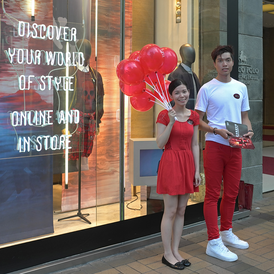 photo "Ogao is our best customer" tags: street, 