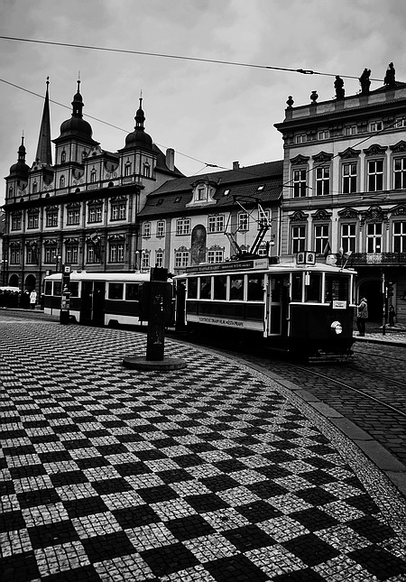 photo "Дома и трамвайcтр" tags: black&white, Prag, Prague, Praha