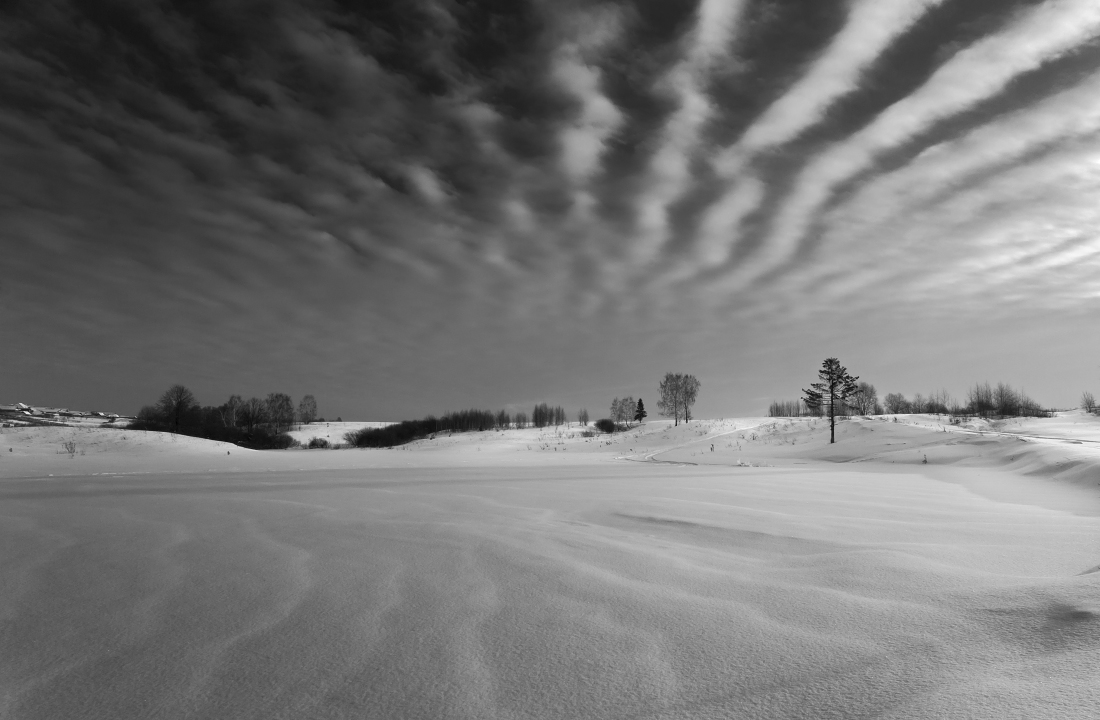 фото "Отражения морозных струй" метки: пейзаж, черно-белые, волны. деревья, деревня, зима, мороз, облака, поле, снег, струи, сугробы