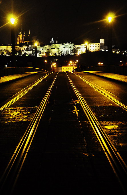 photo "Hочной Пражский град и трамвайные пути" tags: city, Prag, Prague, Praha