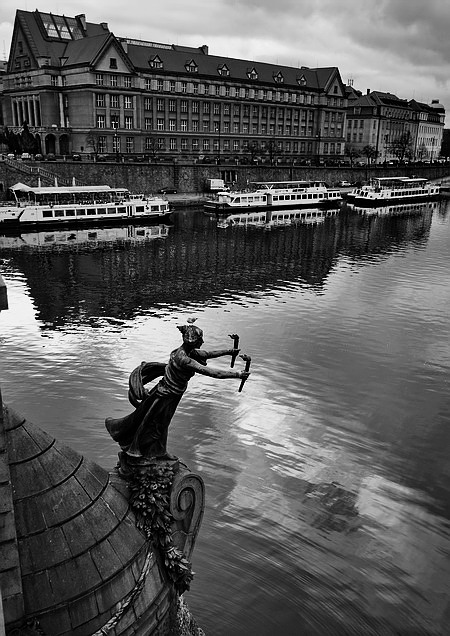 photo "Дома, пароходы и статуя" tags: black&white, city, Prag, Prague, Praha