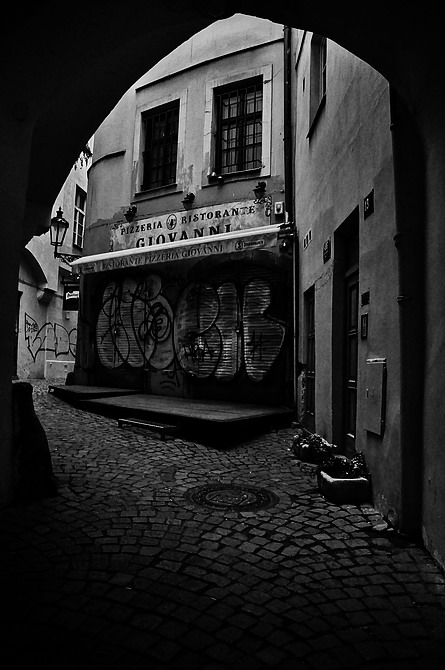 photo "Здание и проезд" tags: black&white, Prag, Prague, Praha