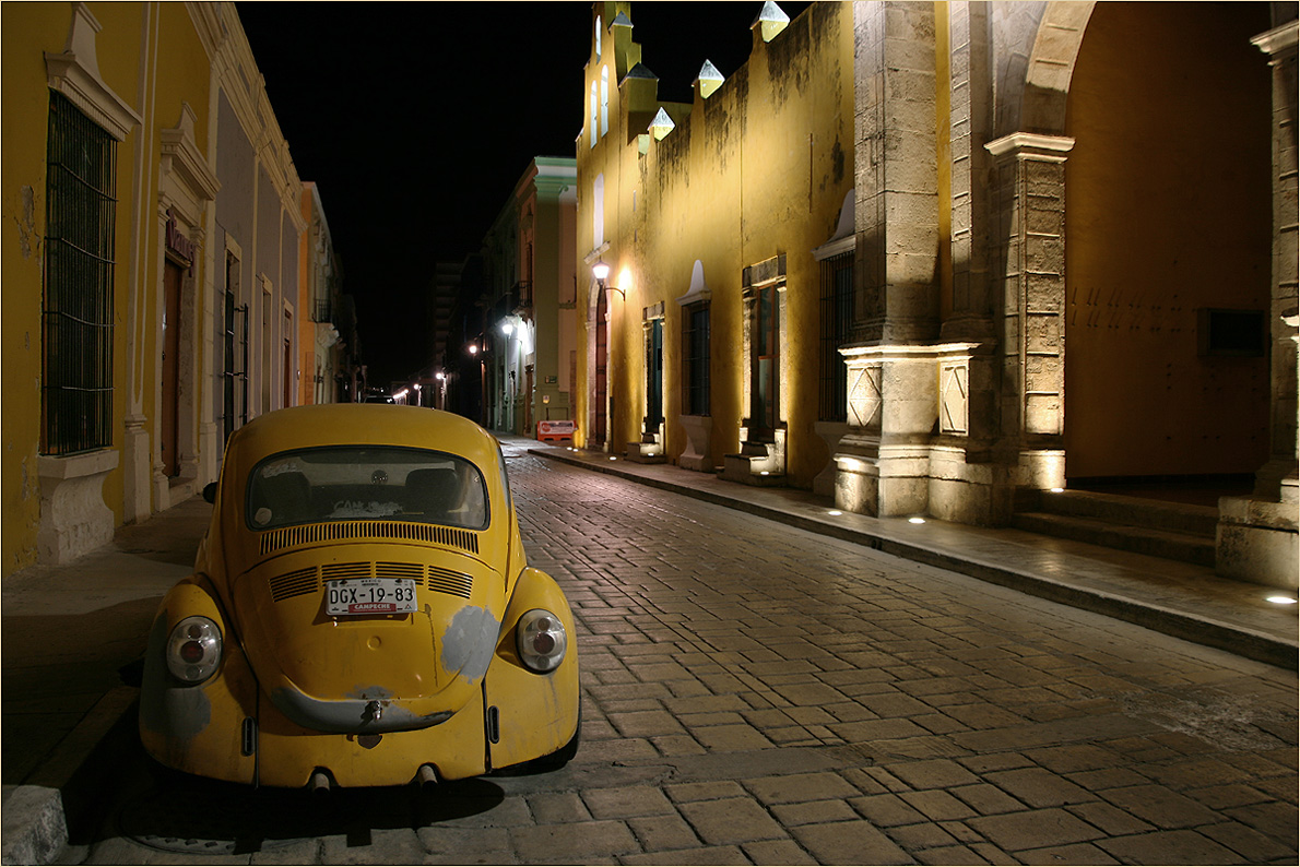 photo "The Small yellow Auto" tags: architecture, city, technics, 