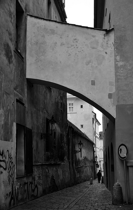 photo "Улочка и фигура" tags: black&white, Prag, Prague, Praha