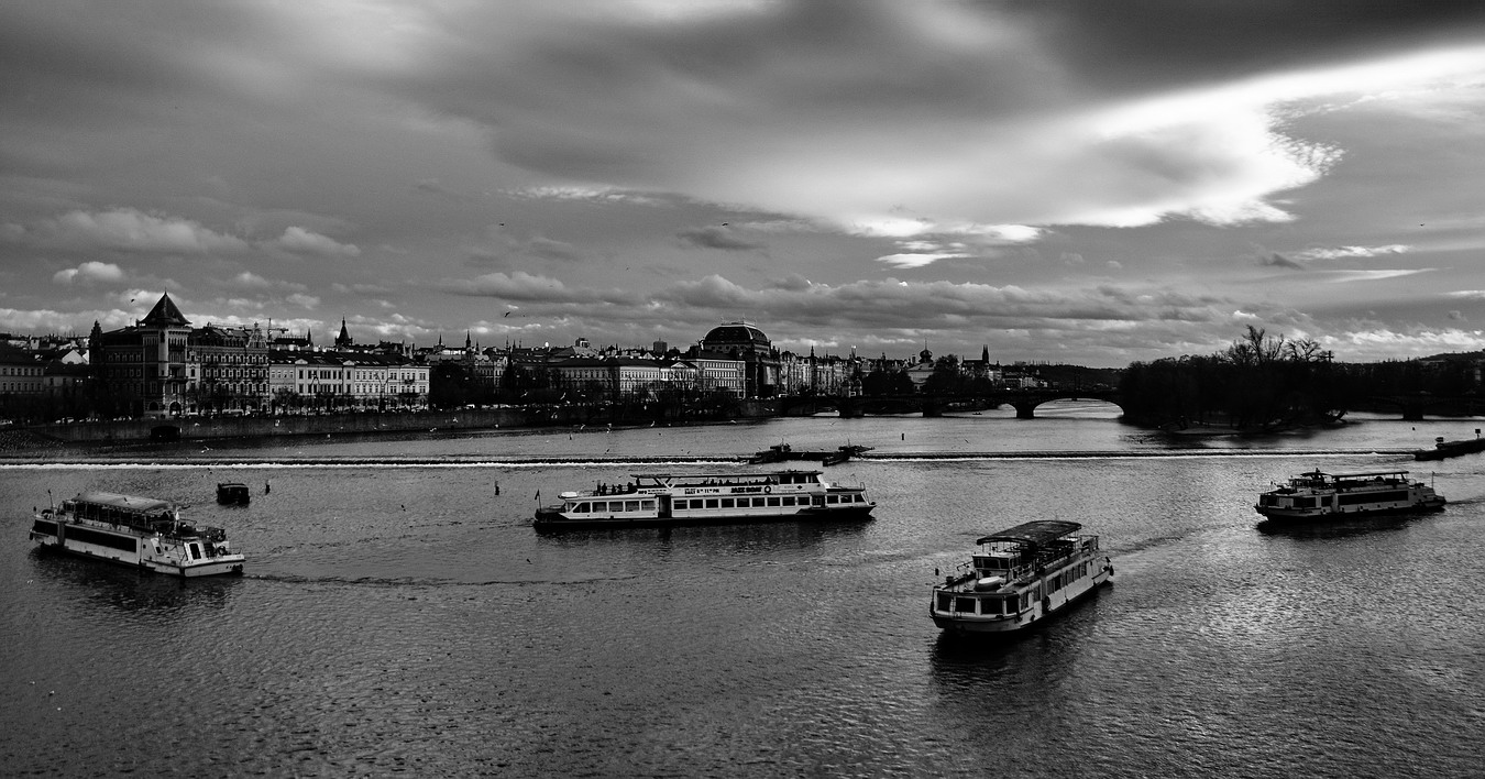 фото "Дома, Влтава и пароходы" метки: черно-белые, Prag, Praha, Прага