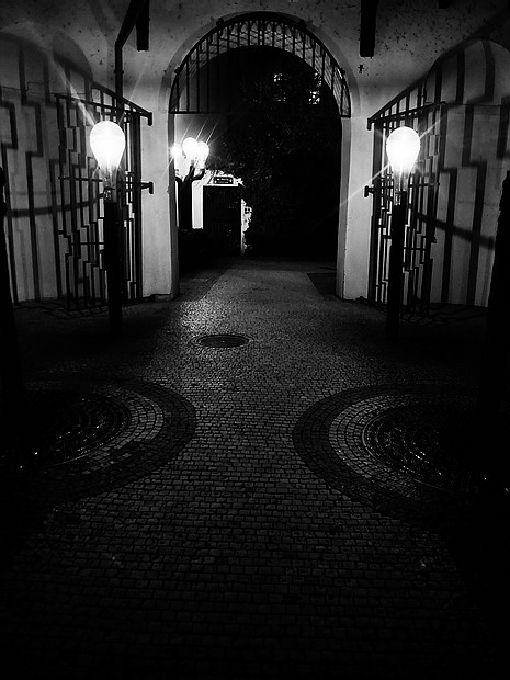 photo "Ночная ворота, фонари и тени" tags: black&white, Prag, Prague, Praha