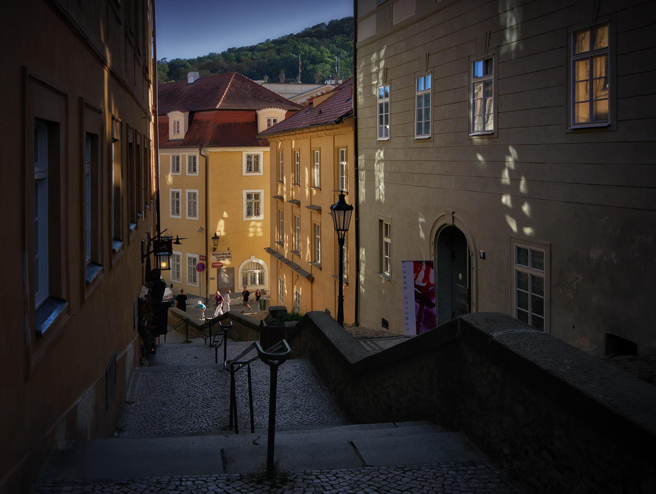 фото "Там, где живут солнечные зайчики..." метки: архитектура, стрит-фото, город, Прага, Пражский град, улочка