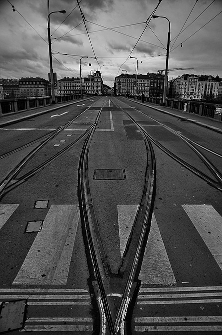 photo "Дома и мост" tags: black&white, Prag, Prague, Praha