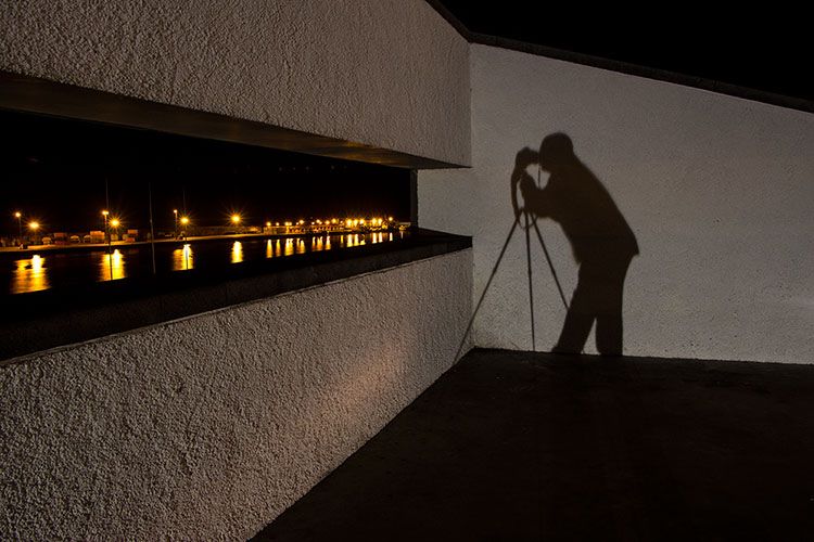 photo "Shadow" tags: architecture, portrait, Azores, Europe, light, man, reflex