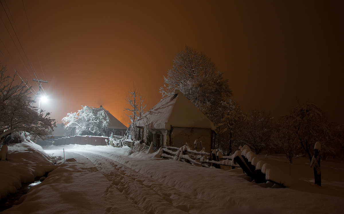 photo "***" tags: , night, snow, Мезмай, свет от фонарей