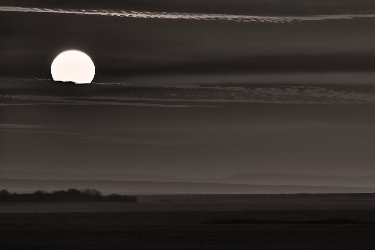 photo "***" tags: landscape, black&white, clouds, sun, пейзаж