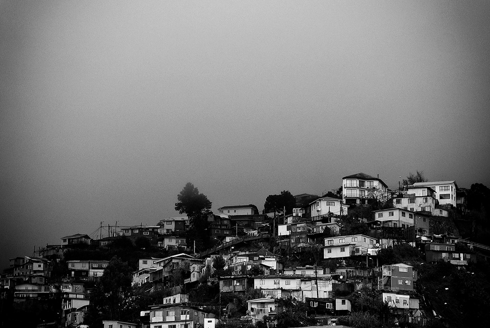 photo "***" tags: architecture, landscape, South America, black and white photography, blacknwhite, bnw, hilll, houses, southamerica, urban, urbanscape, valpo, winter