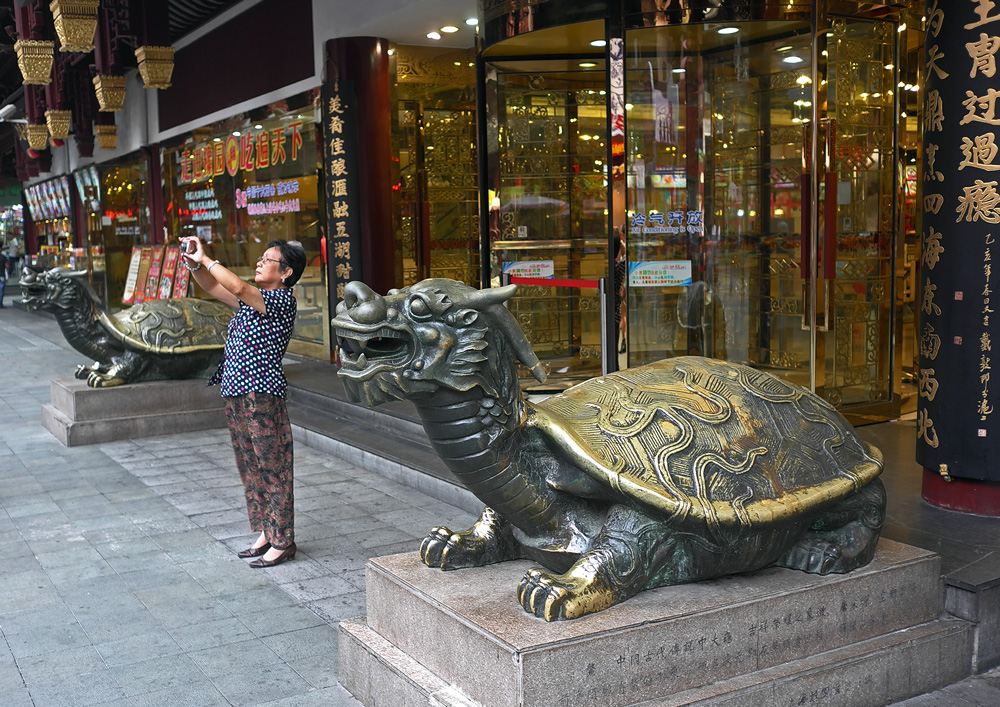 photo "Pet dragon" tags: street, travel, 