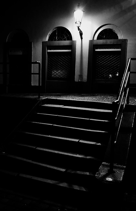 photo "Ночной фонарь и сходы" tags: black&white, Prag, Prague, Praha