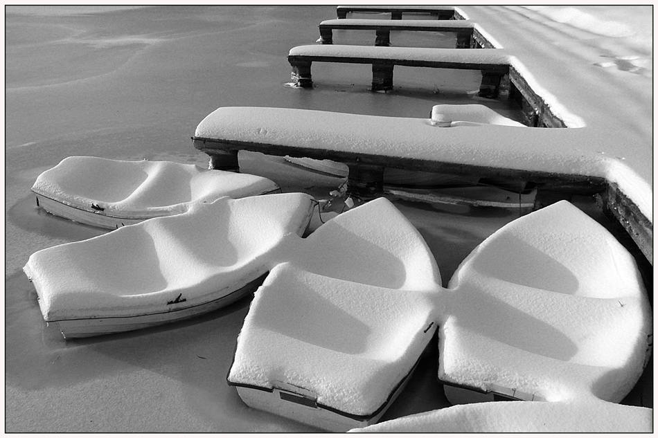 photo "Frozen lake II" tags: landscape, black&white, boats, lake, snow, winter