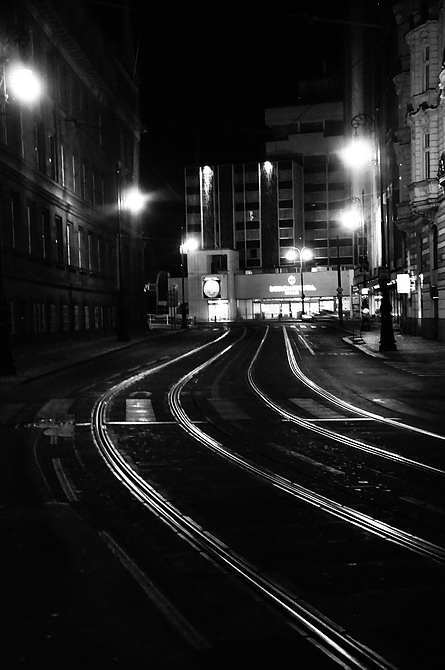 photo "Hочная улица и трамвайные пути-2" tags: black&white, Prag, Prague, Praha