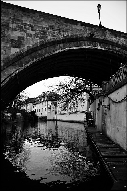 photo "Арка моста и Цертовка" tags: black&white, Prag, Prague, Praha