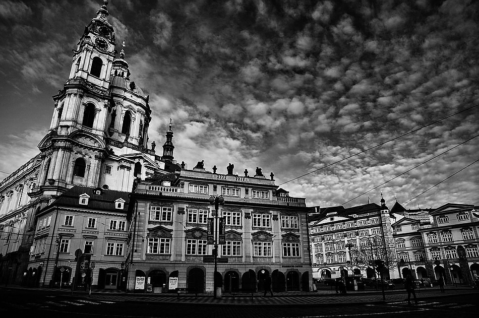 photo "Небо, башни и дома" tags: architecture, black&white, Prag, Prague, Praha