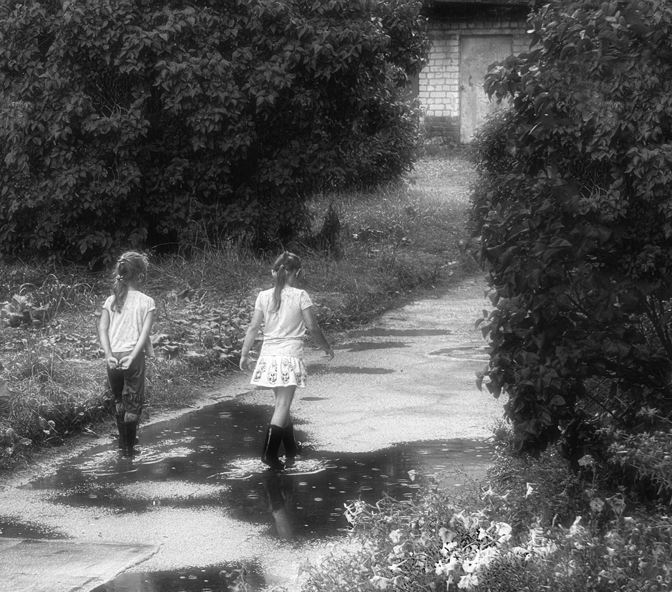 photo "Childhood. Puddles. Rain." tags: black&white, street, children, rain, summer