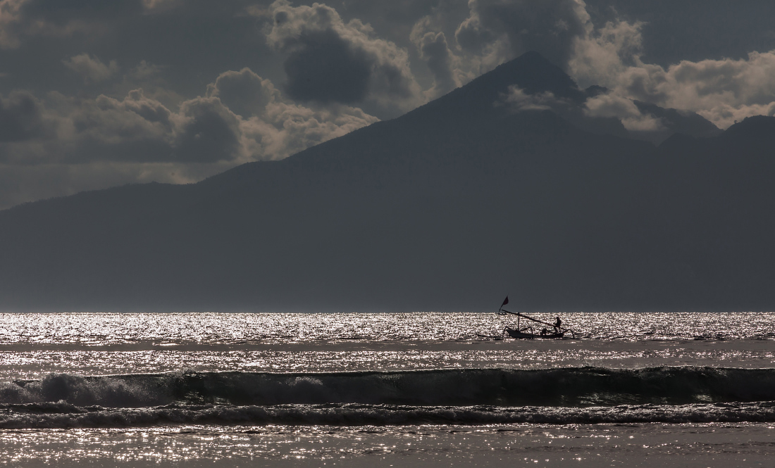 фото "На фоне острова Бали" метки: путешествия, пейзаж, Бали, Индонезия, Ломбок, волны, вулкан, горы, лодка, море