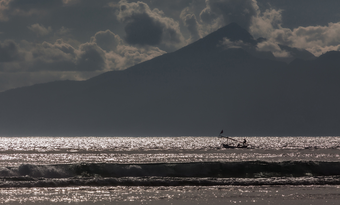 photo "***" tags: travel, landscape, boat, mountains, sea, Бали, Индонезия, Ломбок, волны, вулкан