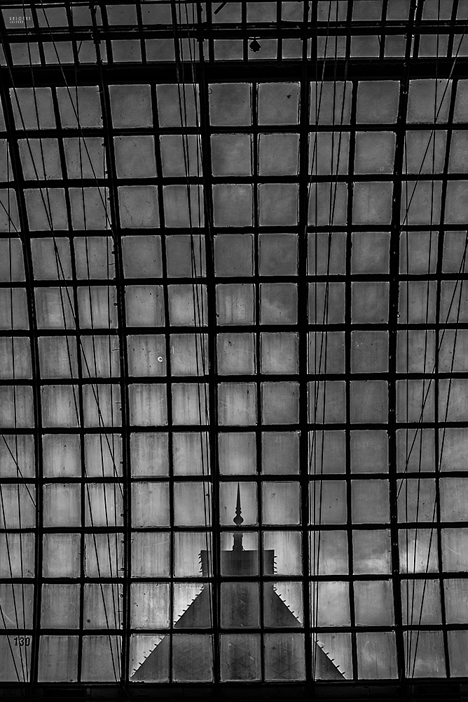 photo "***" tags: genre, black&white, city, крыша окно зима гум красная пл