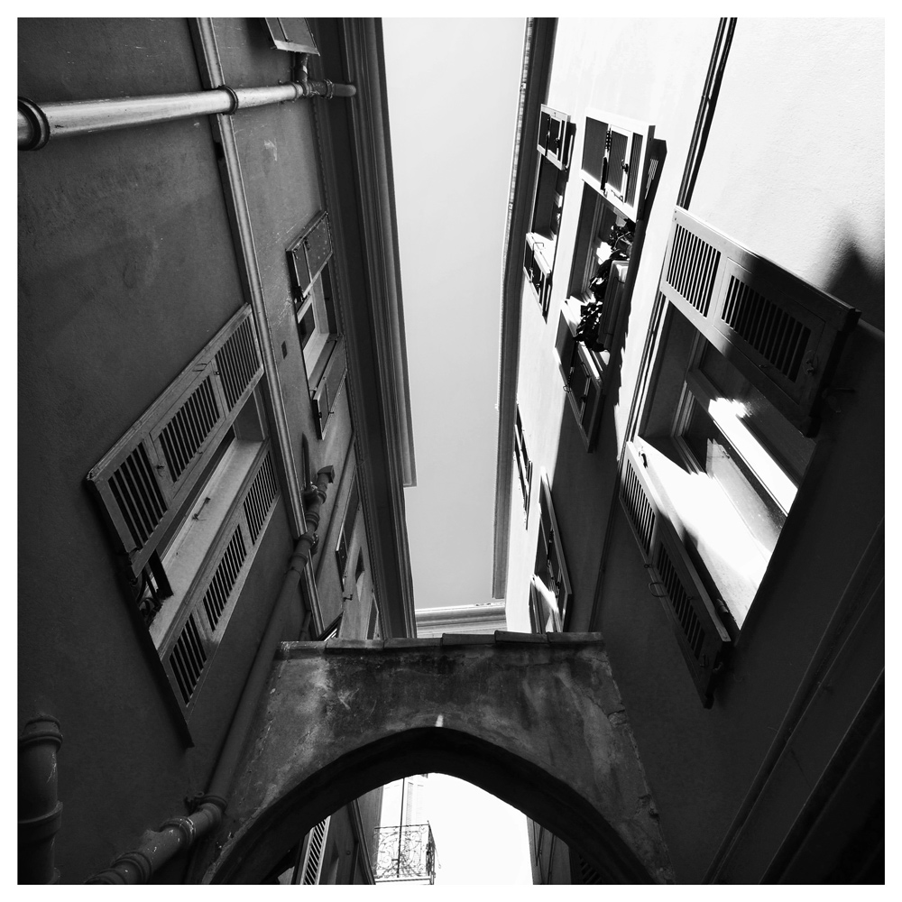 photo "***" tags: abstract, architecture, street, Europe, building, light, sky, Стрит, монако, монохром, окно, силуэт, туризм