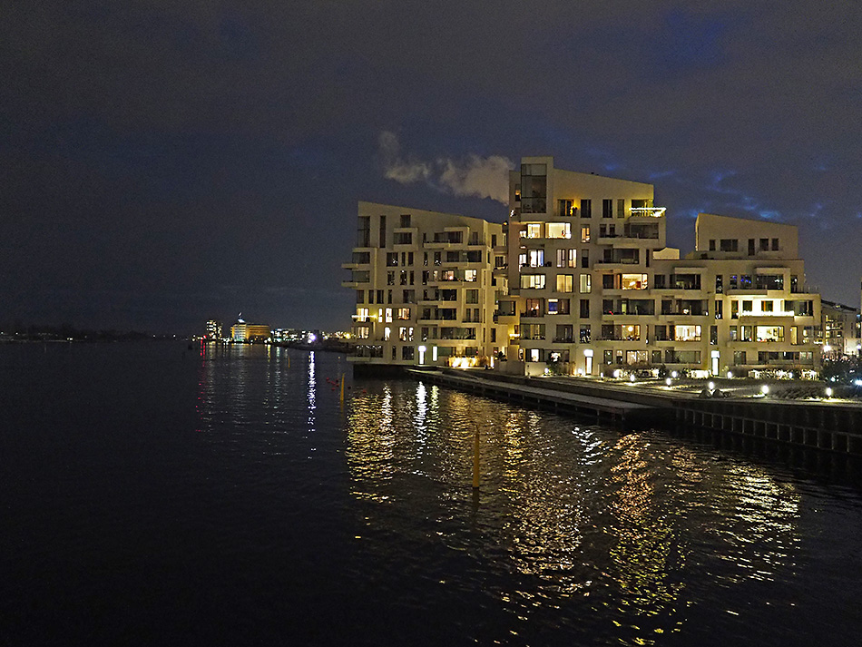 photo "Copenhagen Spanish Harlem" tags: city, architecture, reporting, Copenhagen, harbour line