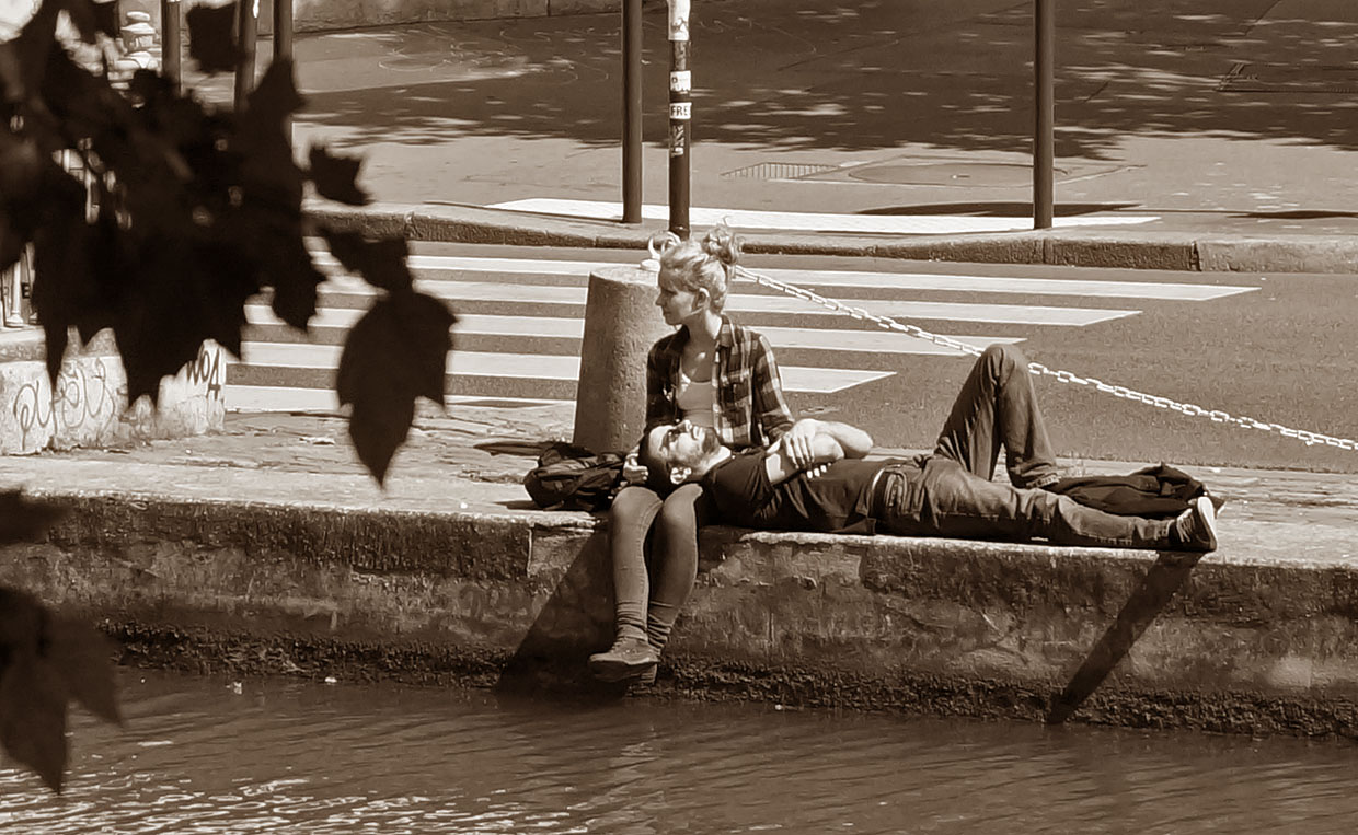 photo "Love rules the world..." tags: street, genre, black&white, 