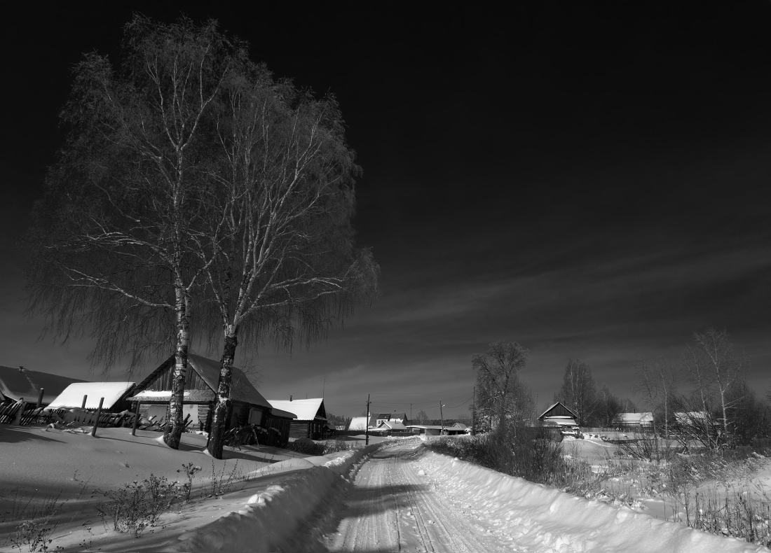 photo "***" tags: black&white, landscape, light, road, snow, winter, деревня, деревья, мороз, тени