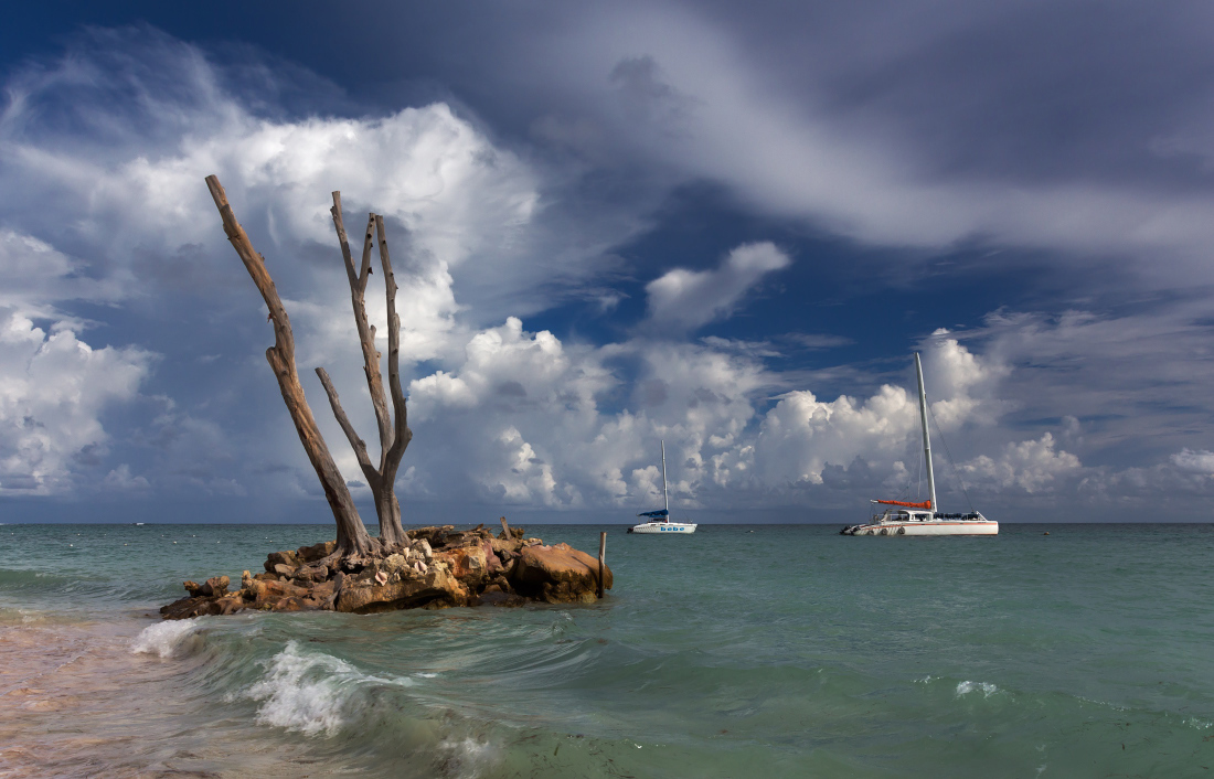 фото "Каменная яхта" метки: путешествия, пейзаж, Доминикана, облака, океан, островок, стволы, яхты
