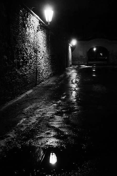 photo "Hочные фонари и ворота" tags: black&white, Prag, Prague, Praha